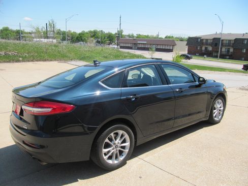 Used 2020 Ford Fusion SE FWD image 4