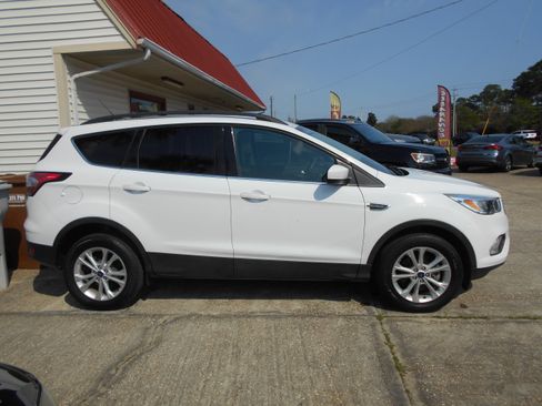 Used 2018 Ford Escape SE image 4