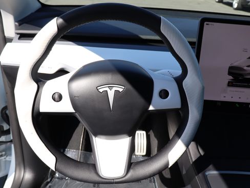 Used 2025 Tesla Model Y Performance image 23
