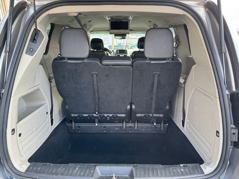 Used 2016 Chrysler Town & Country Touring image 15