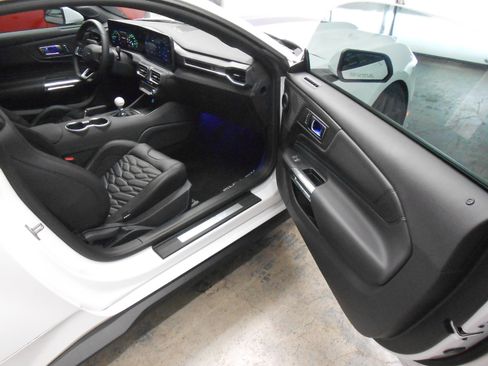 Used 2025 Ford Mustang Shelby GT350 RWD image 11