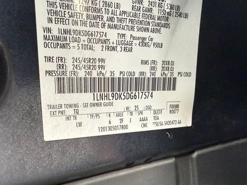 Used 2013 Lincoln MKS image 11