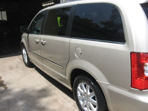 Used 2014 Chrysler Town & Country Touring FWD image 6