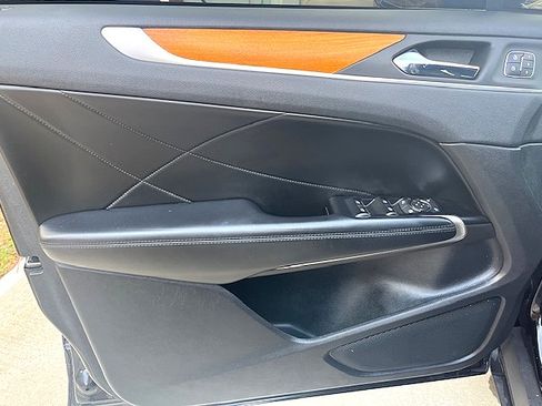 Used 2019 Lincoln MKC Select image 19