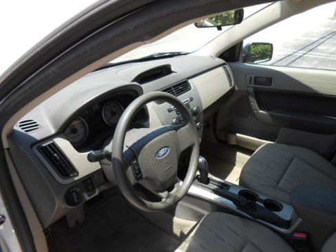 Used 2010 Ford Focus SE Sedan FWD image 4