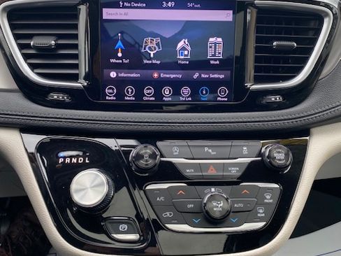 Used 2018 Chrysler Pacifica Limited image 25