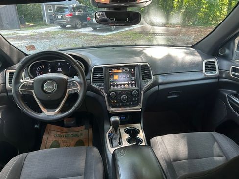 Used 2017 Jeep Grand Cherokee 2WD Laredo image 18