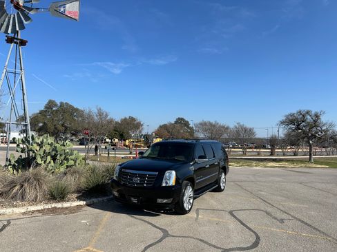 Used 2013 Cadillac Escalade ESV Premium image 2