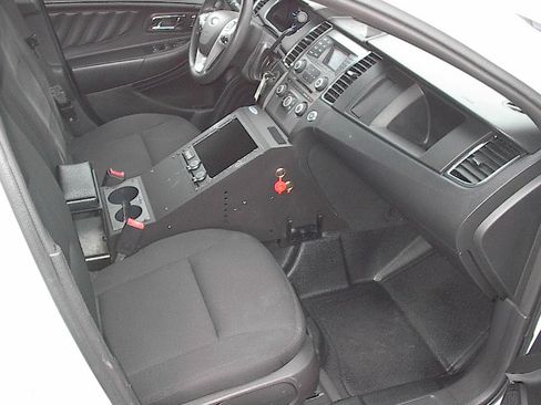 Used 2015 Ford Taurus image 9