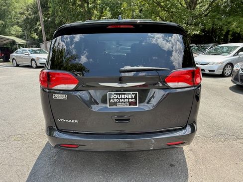Used 2020 Chrysler Voyager LXi image 5