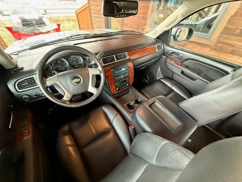 Used 2014 Chevrolet Suburban LT image 16