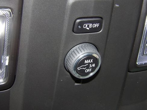 Used 2025 Chevrolet Suburban Z71 image 23