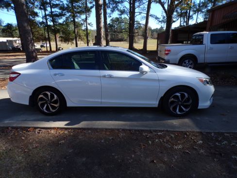 Used 2017 Honda Accord EX image 3