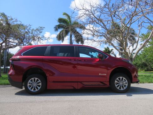Used 2026 Toyota Sienna LE FWD image 5