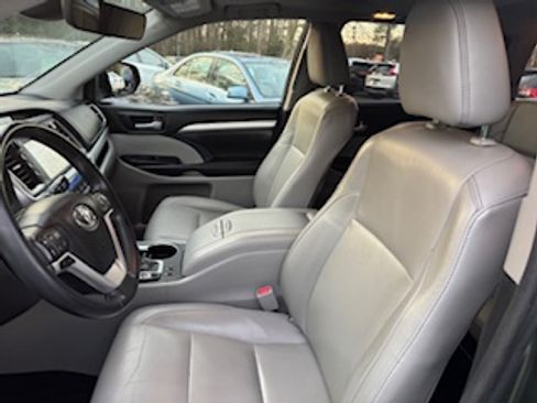 Used 2017 Toyota Highlander XLE image 8