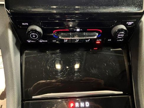 Used 2023 Jeep Grand Cherokee L Laredo image 13