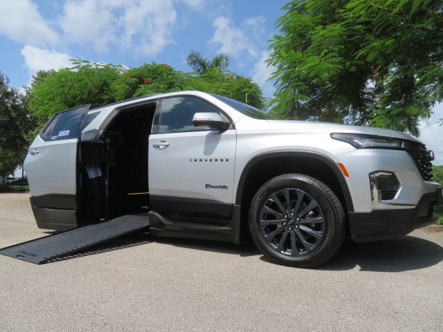 Used 2022 Chevrolet Traverse FWD RS image 7