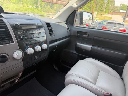 Used 2010 Toyota Tundra 4x4 CrewMax image 16