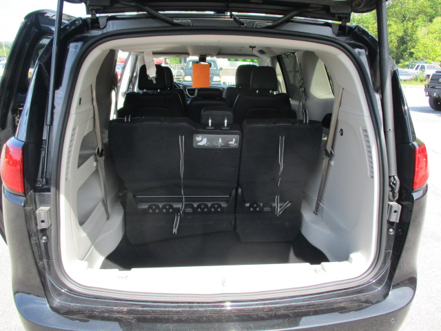Used 2018 Chrysler Pacifica Touring-L FWD image 22