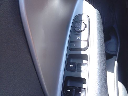 Used 2018 Kia Niro LX Plug-In Hybrid FWD image 26