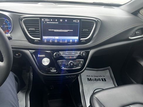 Used 2024 Chrysler Pacifica Select image 12