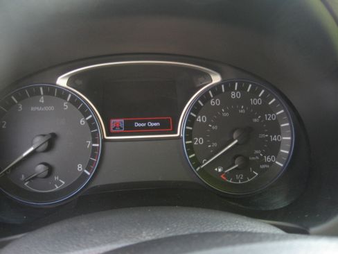 Used 2016 Nissan Altima Sedan w/ Premium Pkg FWD image 10
