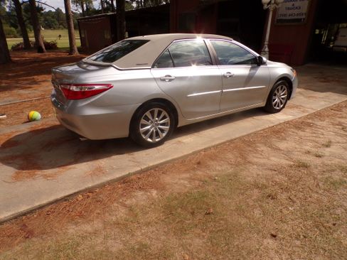 Used 2017 Toyota Camry XLE image 4