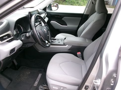 Used 2021 Toyota Highlander FWD LE Hybrid image 3