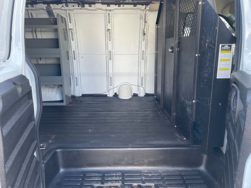 Used 2017 GMC Savana 3500 image 10