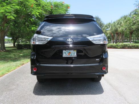 Used 2017 Toyota Sienna SE FWD image 16