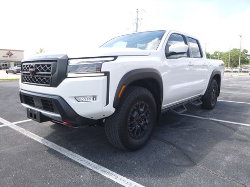 Used 2024 Nissan Frontier 4x4 Crew Cab image 2