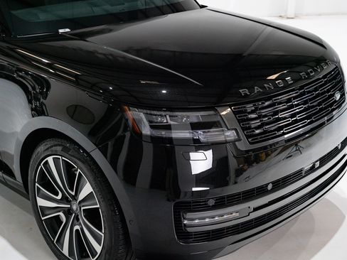 Used 2025 Land Rover Range Rover SE image 34