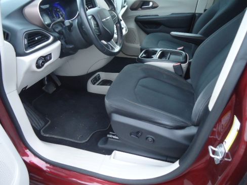 Used 2019 Chrysler Pacifica Touring Plus FWD image 9