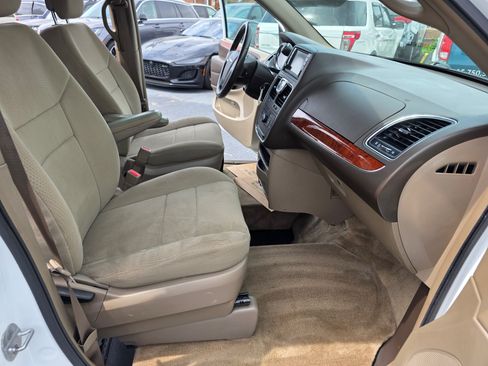 Used 2014 Chrysler Town & Country Touring image 13