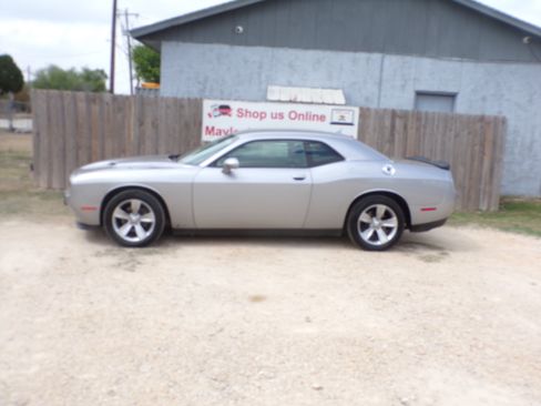 Used 2016 Dodge Challenger SXT image 2