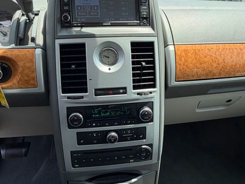 Used 2009 Chrysler Town & Country Limited FWD image 14