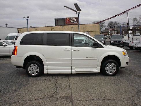 Used 2010 Dodge Grand Caravan SE image 3