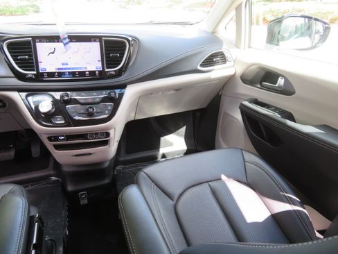 Used 2024 Chrysler Pacifica Touring-L image 30