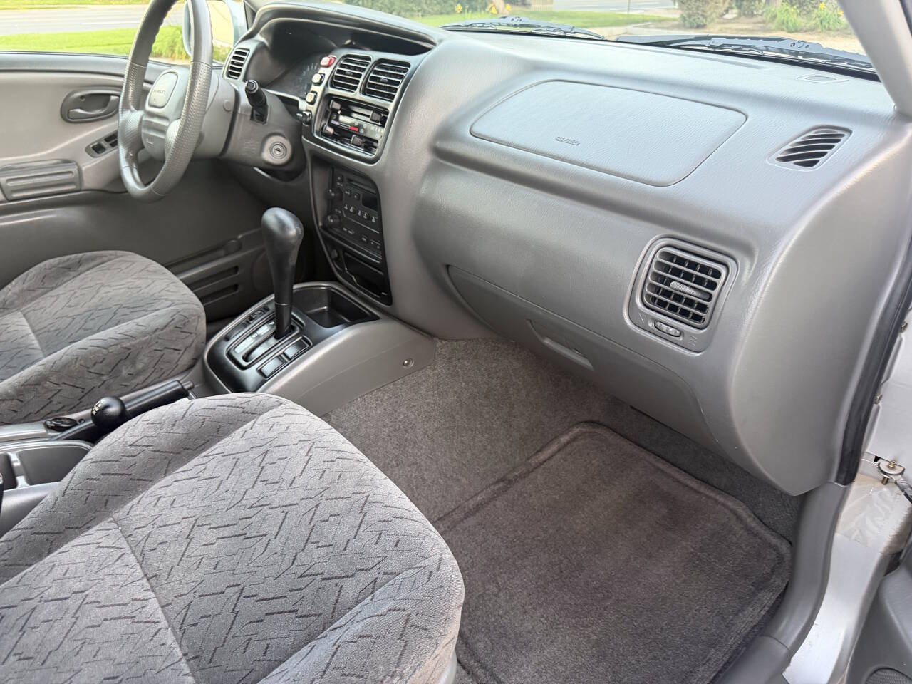 Used 2004 Chevrolet Tracker 4WD LT image 30