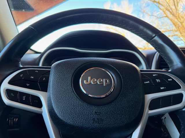 Used 2017 Jeep Cherokee Trailhawk AWD/4WD image 15