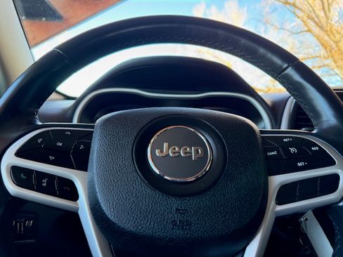 Used 2017 Jeep Cherokee Trailhawk AWD/4WD image 15