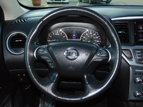 Used 2020 Nissan Pathfinder S image 16