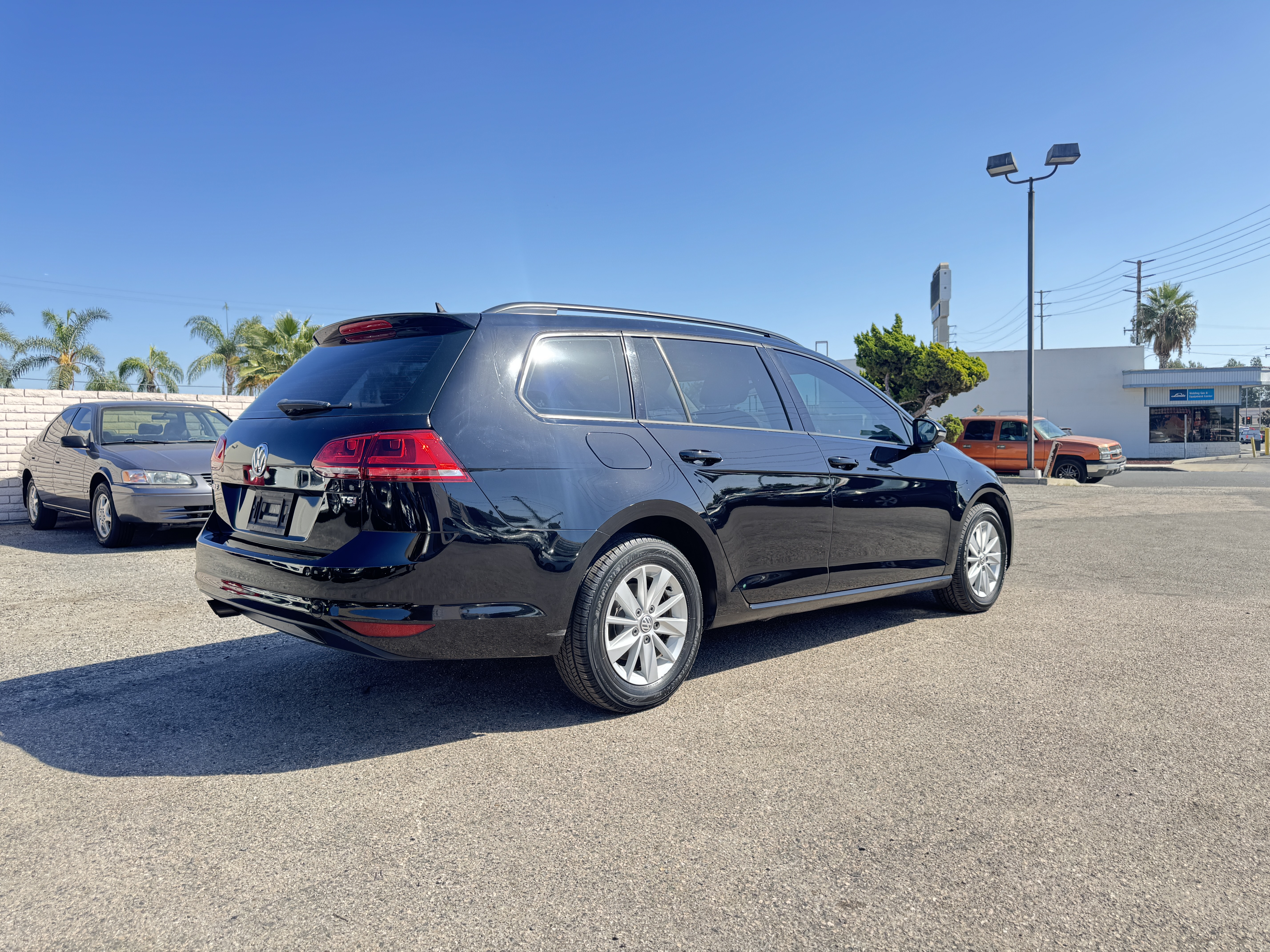 Used 2017 Volkswagen Golf SportWagen FWD image 9