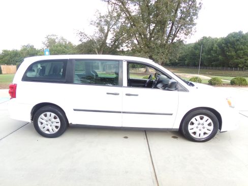 Used 2015 Dodge Grand Caravan SXT image 6