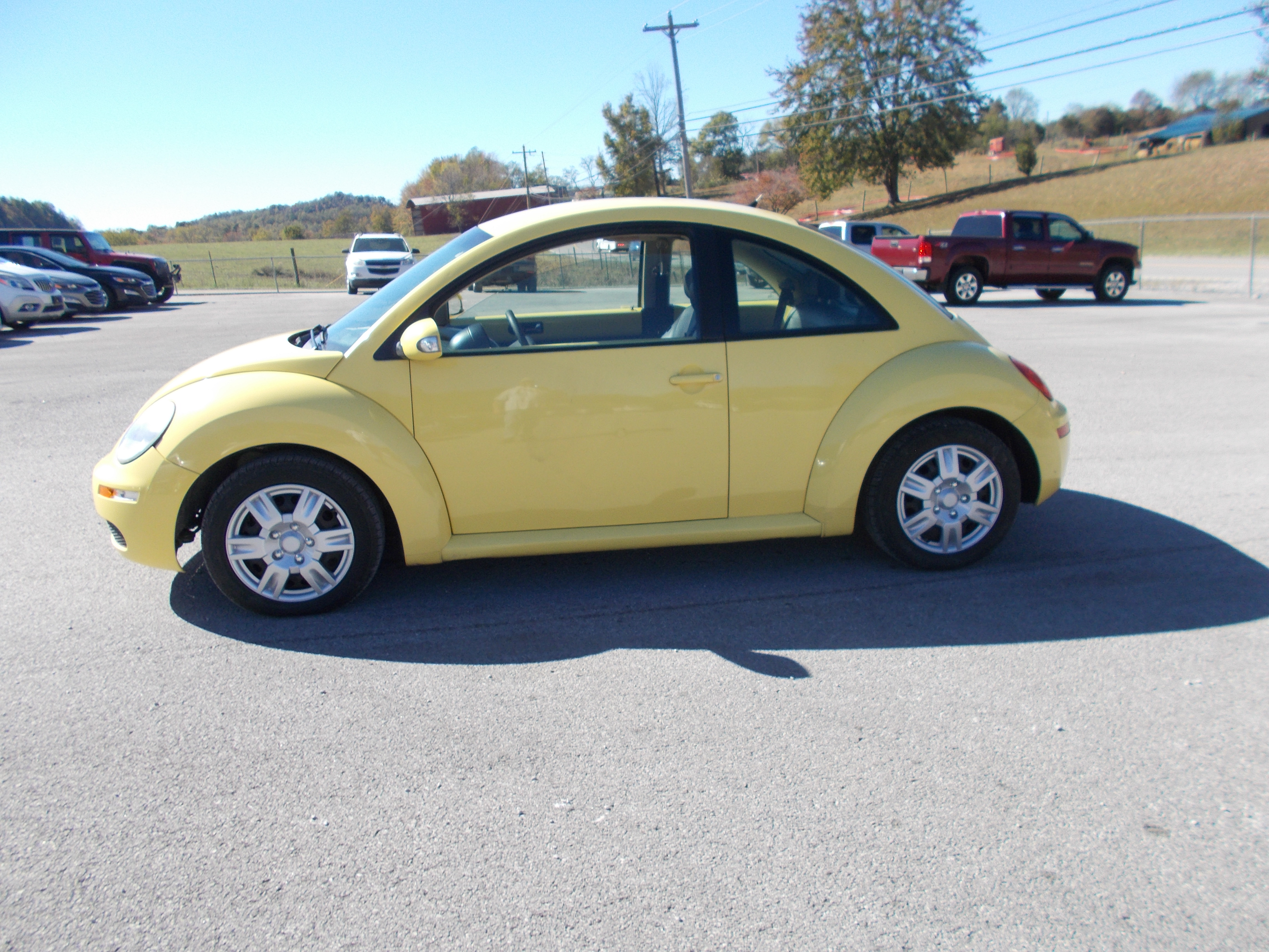 Used 2010 Volkswagen Beetle Coupe FWD image 3