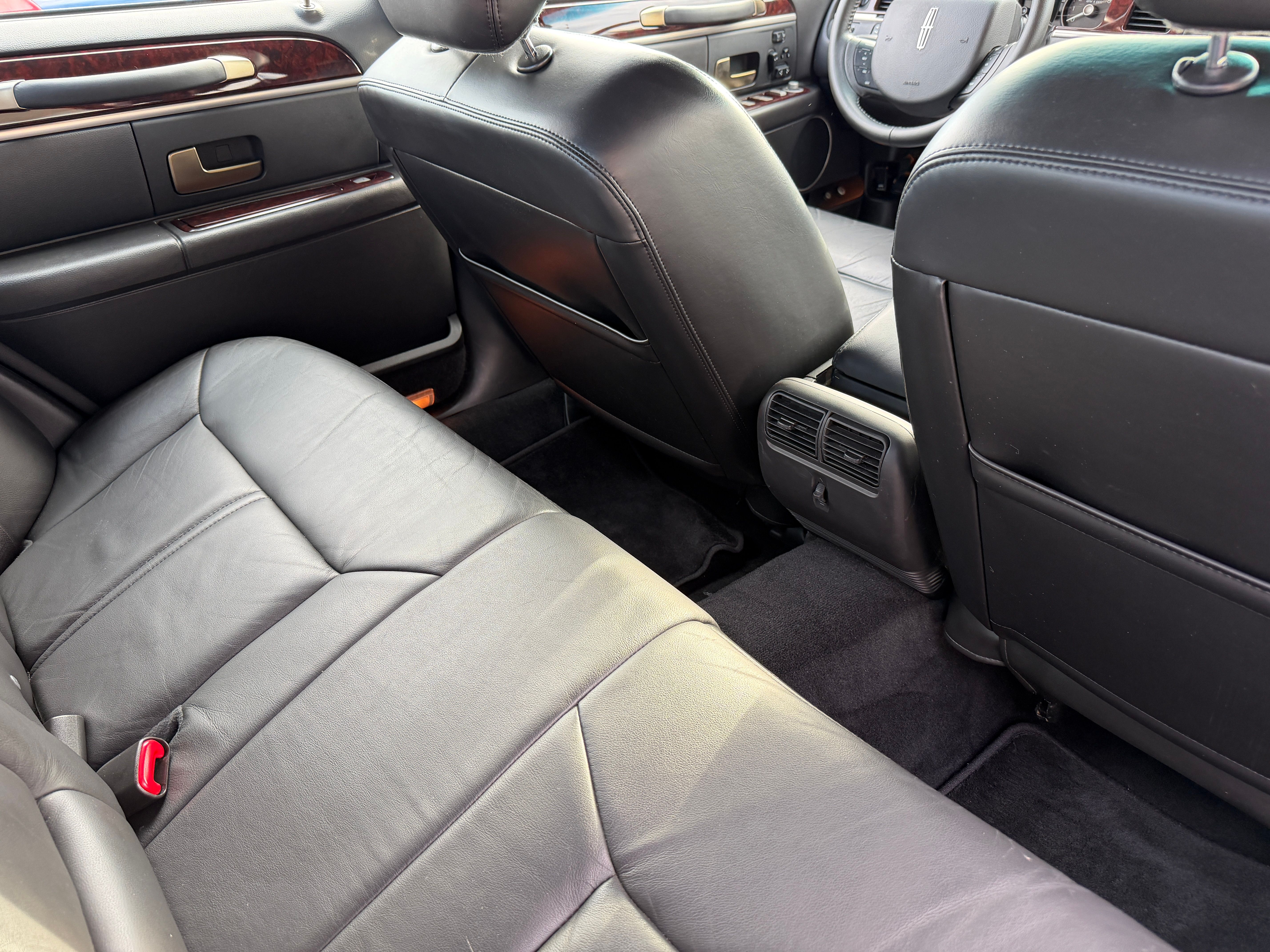 Used 2009 Lincoln Town Car Signature Limited RWD image 27