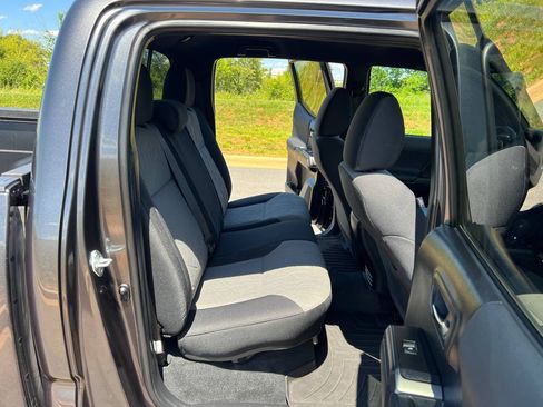 Used 2022 Toyota Tacoma TRD Off-Road image 16