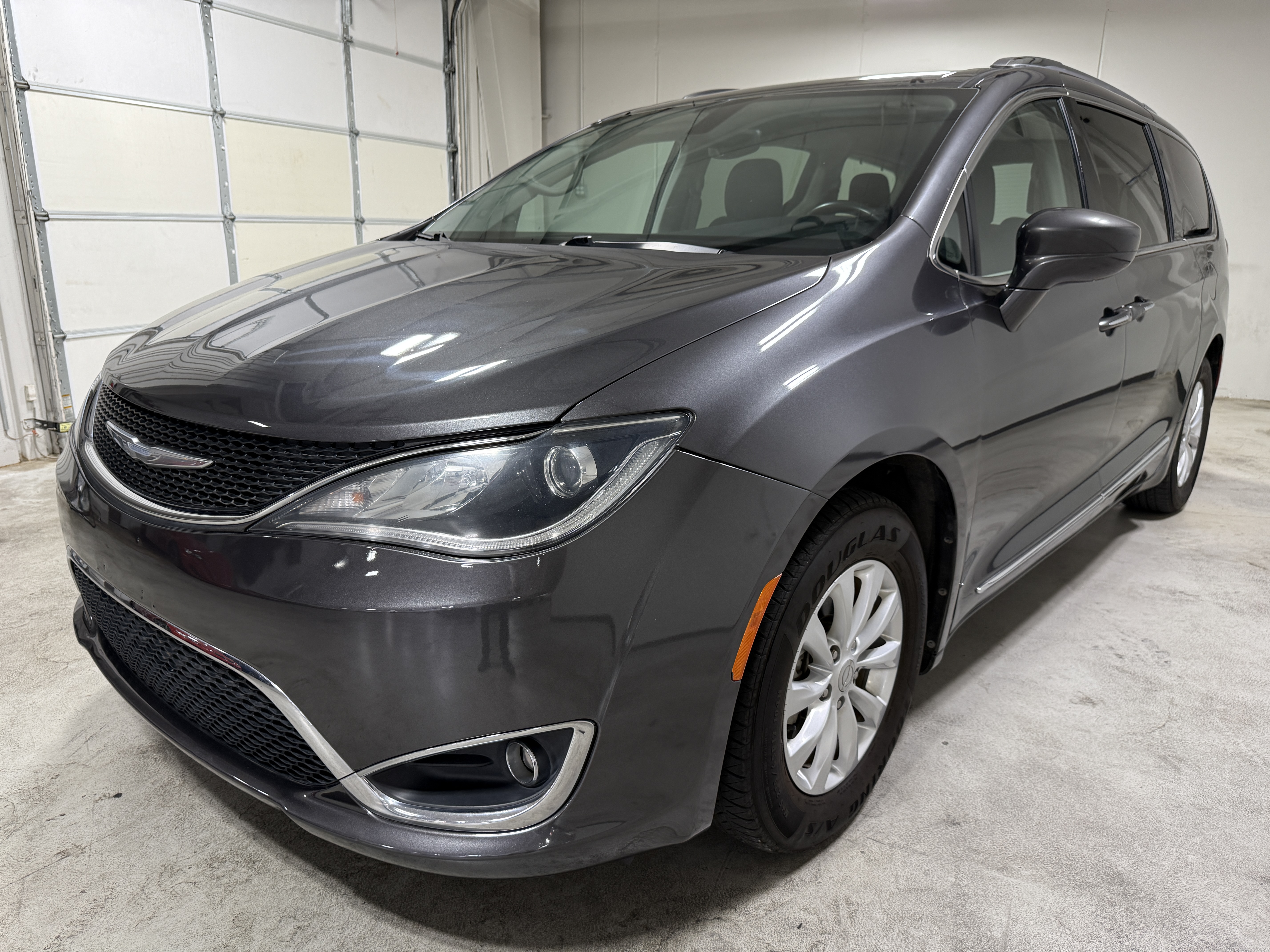Used 2018 Chrysler Pacifica Touring-L FWD image 11
