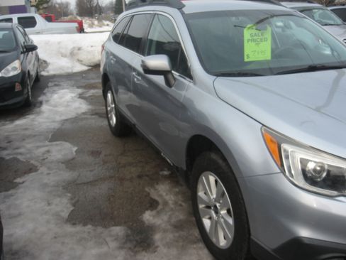 Used 2017 Subaru Outback 2.5i Premium image 3