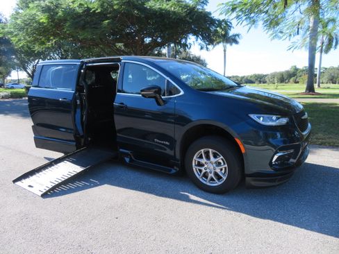 Used 2025 Chrysler Pacifica Select image 21